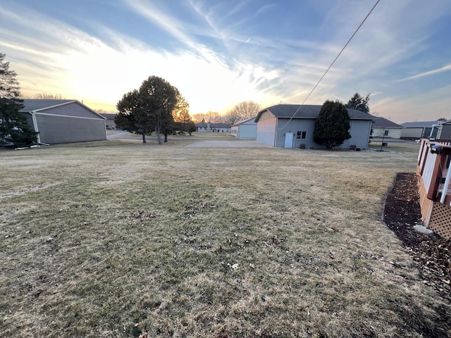 view of yard featuring an outbuilding