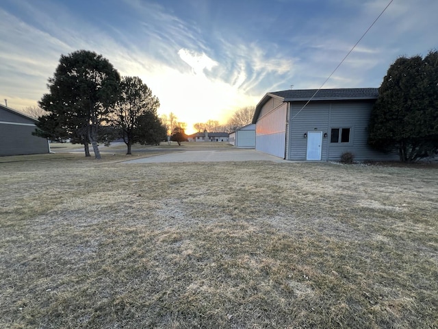 view of yard featuring an outbuilding