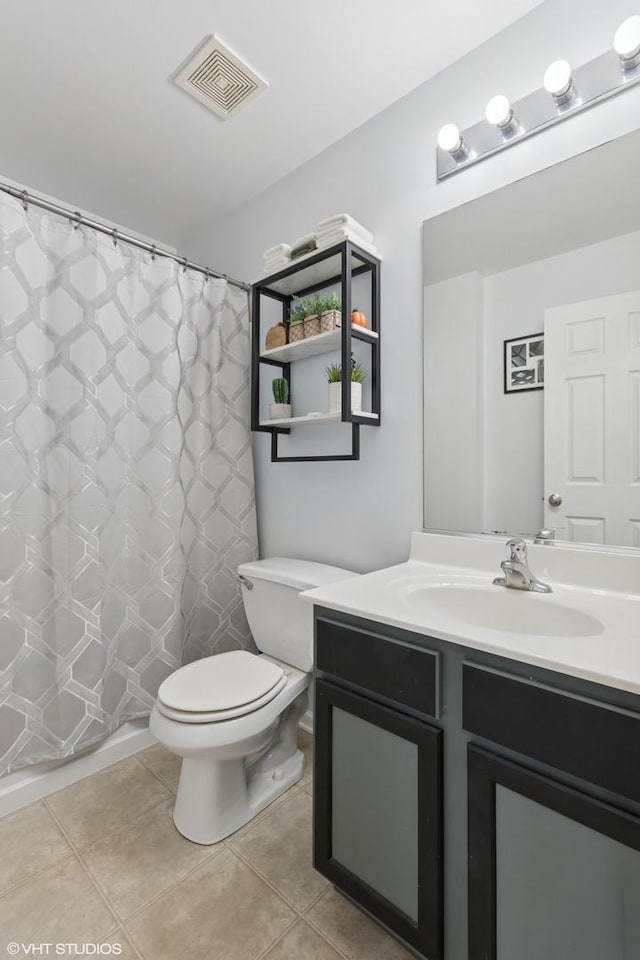 full bathroom featuring tile patterned flooring, visible vents, curtained shower, toilet, and vanity