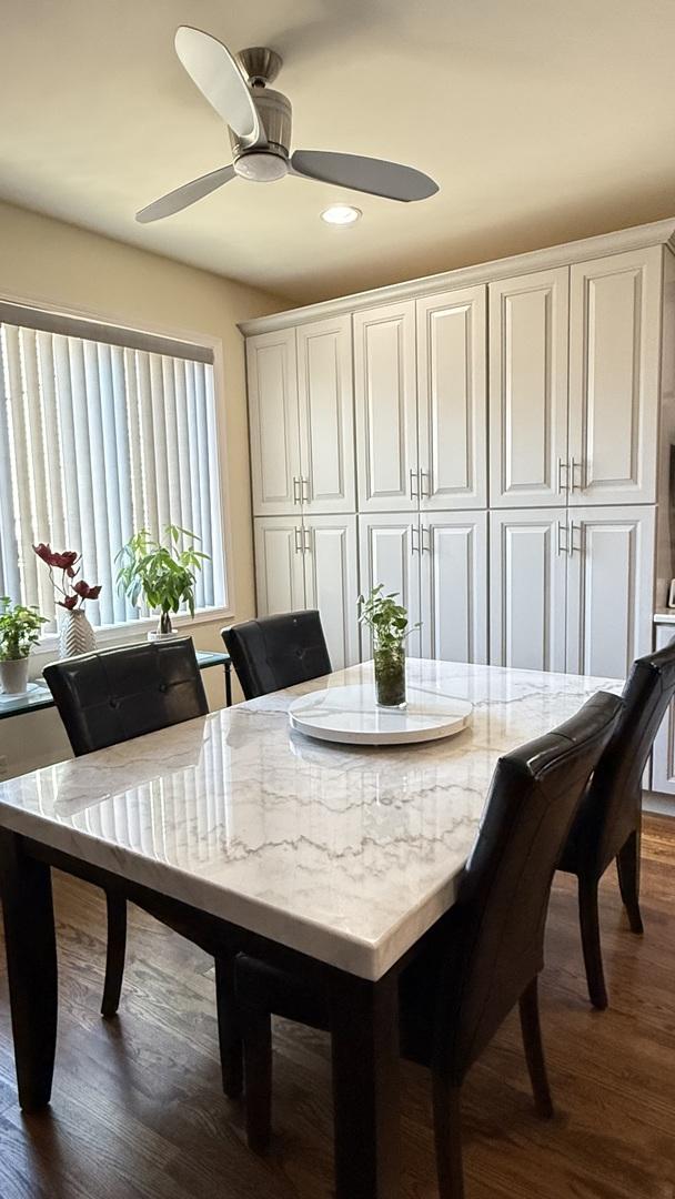 dining room with dark wood-type flooring, recessed lighting, and a ceiling fan