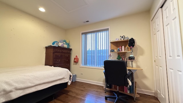 bedroom featuring visible vents, dark wood-type flooring, baseboards, recessed lighting, and a closet