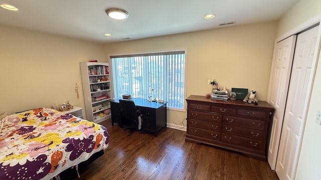 bedroom featuring dark wood-style floors, visible vents, baseboards, recessed lighting, and a closet