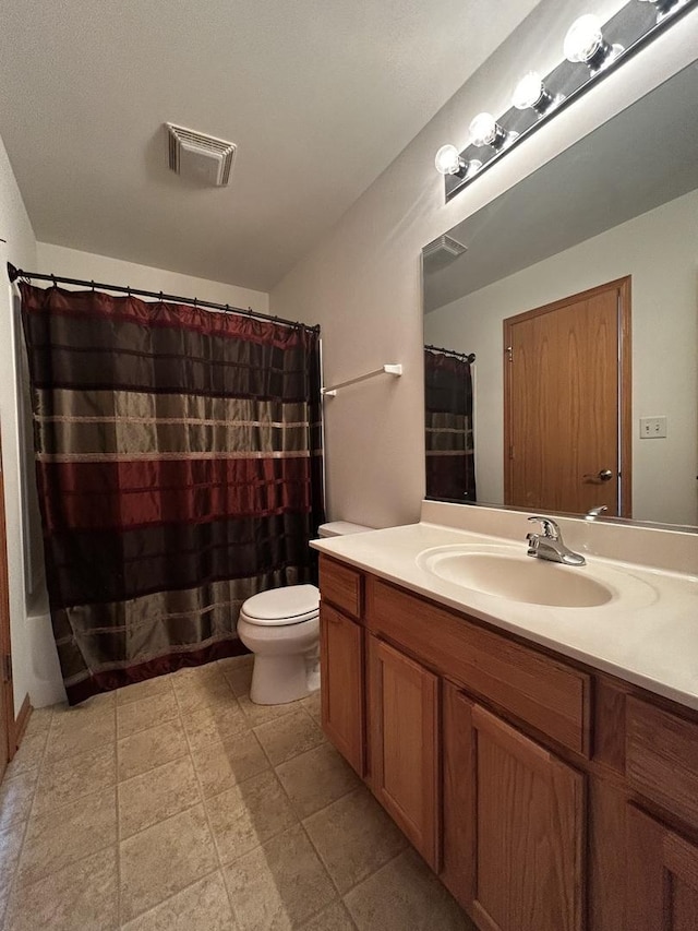 full bathroom featuring visible vents, toilet, vanity, and a shower with shower curtain