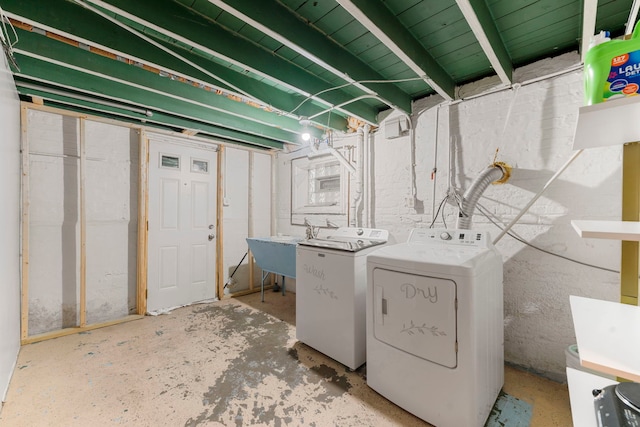 laundry area featuring a sink, independent washer and dryer, and laundry area