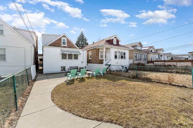 view of front of house featuring a fenced backyard and a front yard