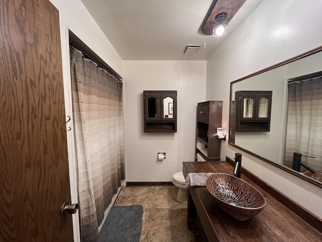 full bath with visible vents, toilet, a shower with curtain, baseboards, and vanity