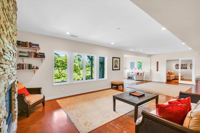 living room featuring recessed lighting, baseboards, and plenty of natural light