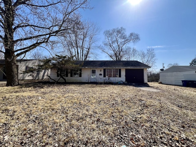 916 Sunset Rdg, Danville, IL 61832 - ranch-style house with a garage