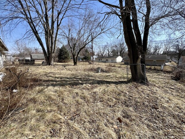 916 Sunset Rdg, Danville, IL 61832 - view of yard featuring fence