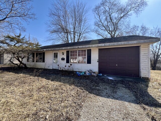 916 Sunset Rdg, Danville, IL 61832 - ranch-style house featuring a garage and gravel driveway
