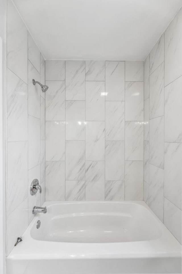 full bath with shower / tub combination