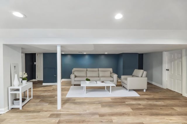 living area featuring recessed lighting, baseboards, and light wood-style floors