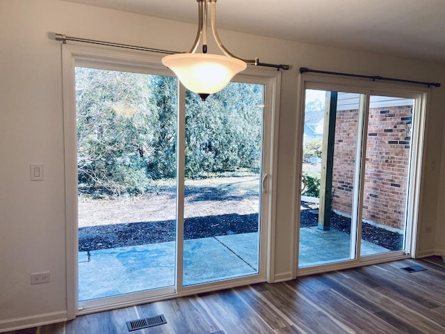 entryway featuring visible vents, plenty of natural light, dark wood-type flooring, and baseboards