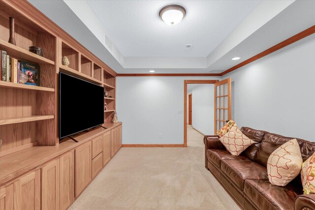 living area with visible vents, baseboards, light colored carpet, a tray ceiling, and recessed lighting