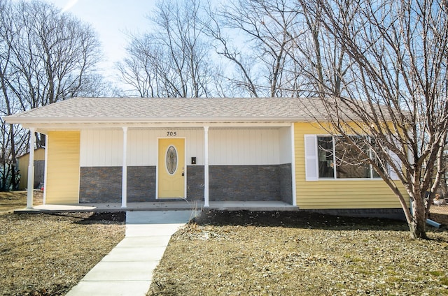 view of front facade featuring a shingled roof