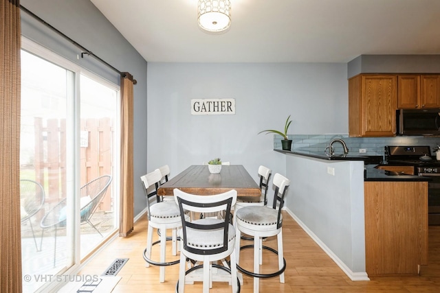 3414 Blue Ridge Dr Unit 3414, Carpentersville, IL 60110 - dining area featuring light wood-style flooring, visible vents, and baseboards