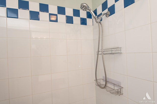 bathroom featuring a tile shower