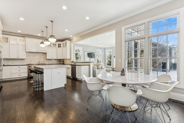 dining space featuring dark wood-style floors, baseboards, visible vents, recessed lighting, and ornamental molding