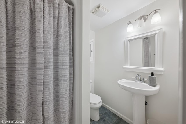 full bath with a shower with curtain, baseboards, visible vents, tile patterned floors, and toilet