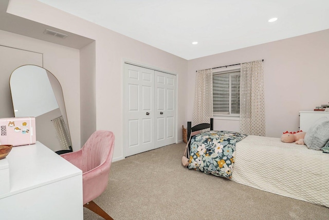 bedroom featuring a closet, carpet floors, visible vents, and recessed lighting