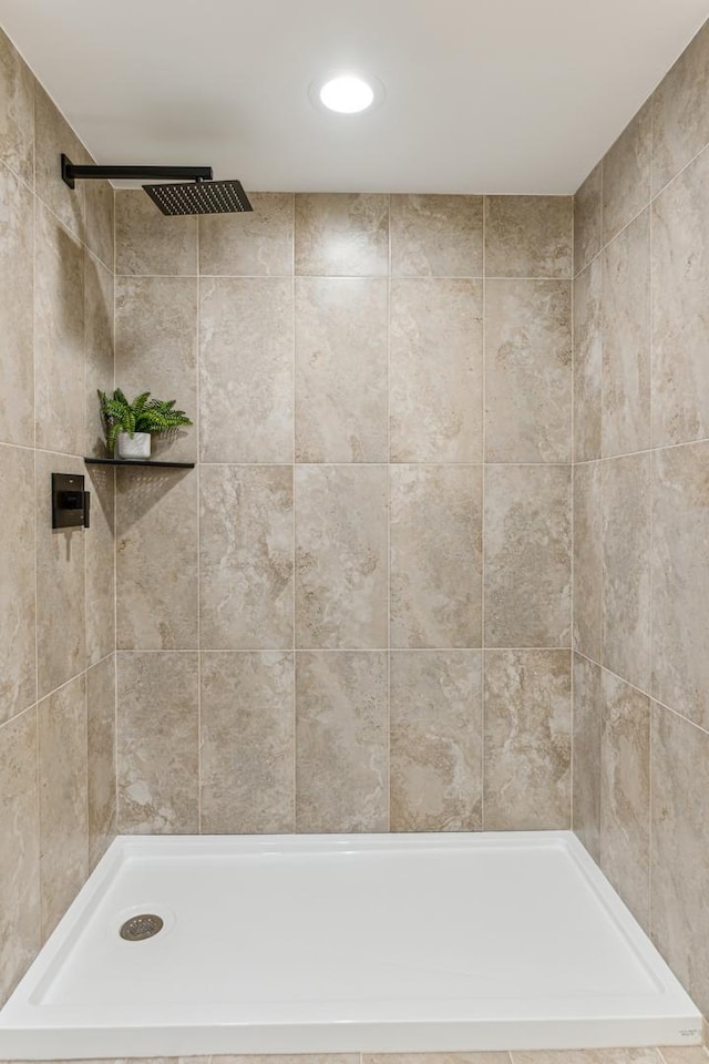 full bathroom featuring tiled shower