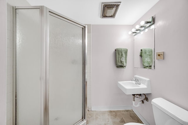 full bathroom featuring a sink, toilet, baseboards, a shower stall, and visible vents