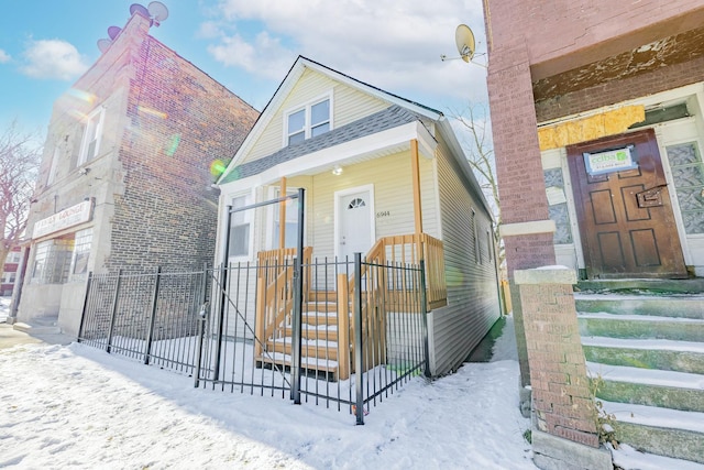 view of front of property featuring covered porch and fence