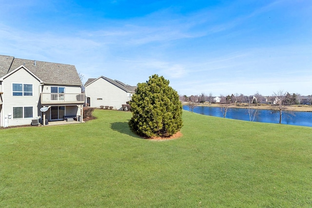 view of yard featuring a water view