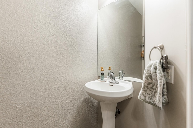 bathroom featuring a textured wall