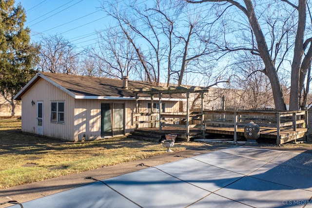 view of front of home featuring a front yard, a deck, and a pergola