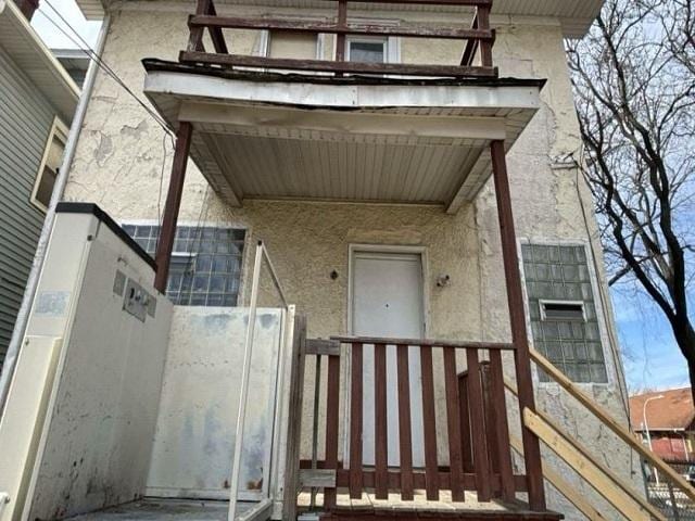 view of exterior entry with stucco siding