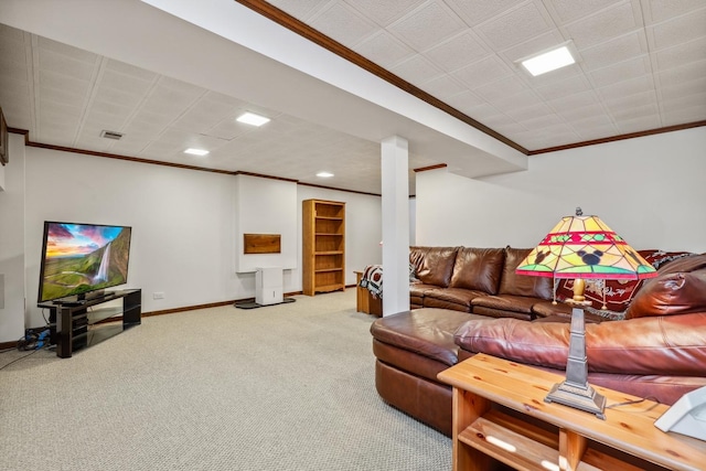 living area with visible vents, baseboards, carpet, ornamental molding, and recessed lighting