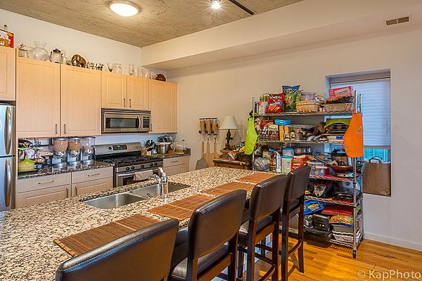 kitchen featuring visible vents, a breakfast bar, a sink, appliances with stainless steel finishes, and light wood finished floors