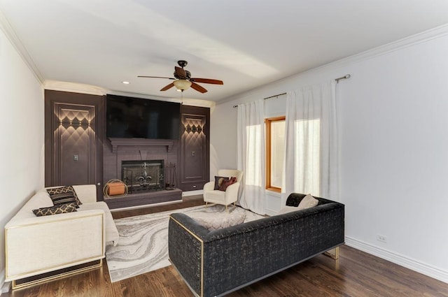 living room featuring ornamental molding, baseboards, and wood finished floors