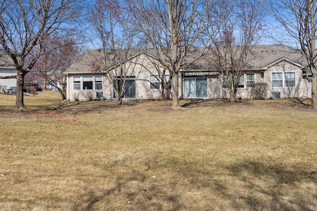 view of front facade featuring a front yard