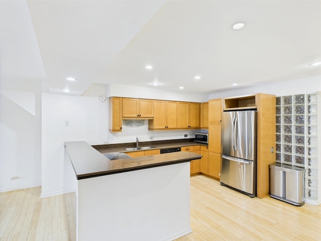 kitchen featuring a peninsula, light wood-type flooring, recessed lighting, a sink, and appliances with stainless steel finishes