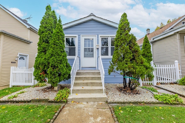 view of front facade featuring entry steps and fence