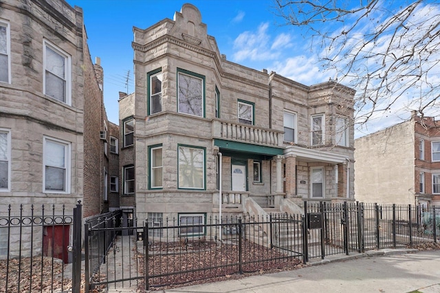 townhome / multi-family property featuring a fenced front yard