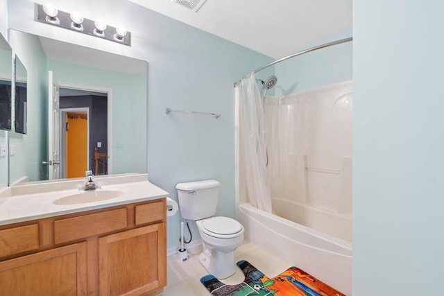 2668 Bull Run Dr, Aurora, IL 60503 - bathroom featuring shower / bathtub combination with curtain, toilet, vanity, baseboards, and visible vents
