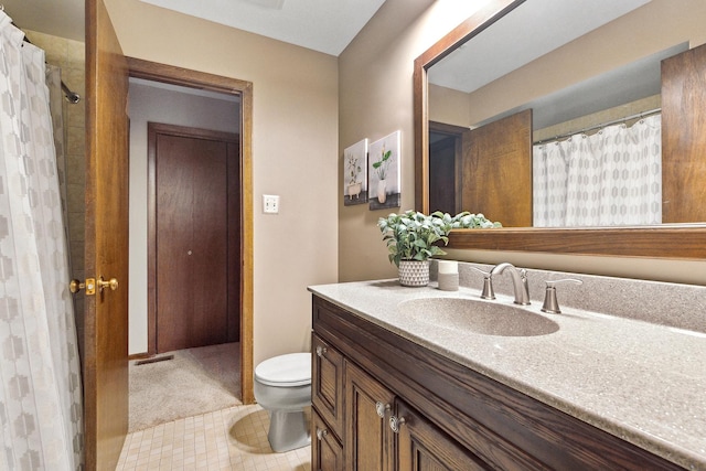 full bath featuring vanity, a shower with shower curtain, and toilet