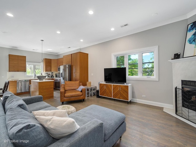 living room featuring visible vents, dark wood finished floors, recessed lighting, a fireplace, and baseboards