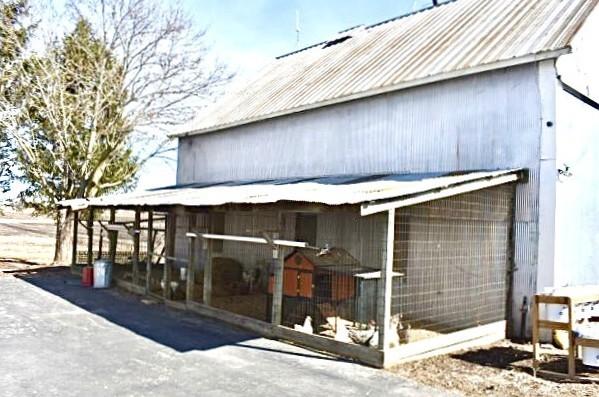 view of outdoor structure featuring an outbuilding