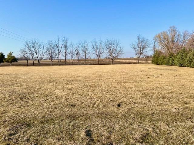 view of yard featuring a rural view