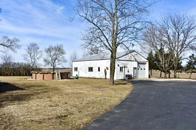 view of front facade featuring aphalt driveway and an attached garage