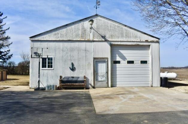 exterior space featuring driveway