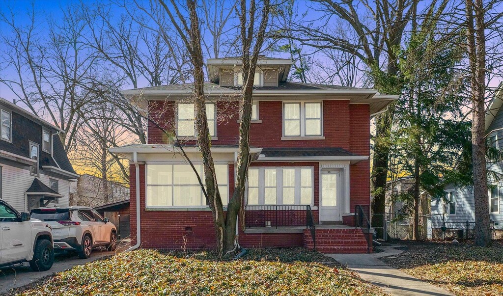 905 S Busey Ave, Urbana, IL 61801 - traditional style home with brick siding
