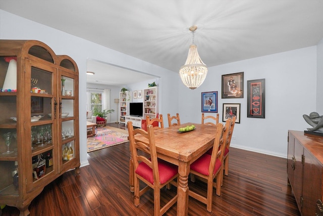 dining space with an inviting chandelier, dark wood-style floors, and baseboards