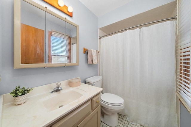 full bath featuring a shower with shower curtain, toilet, and vanity