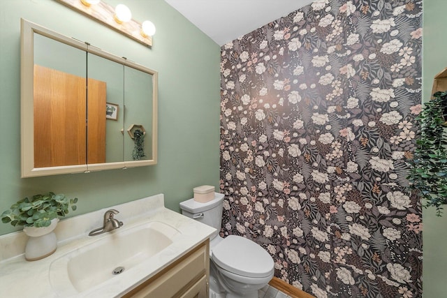 full bathroom featuring a shower with curtain, toilet, and vanity