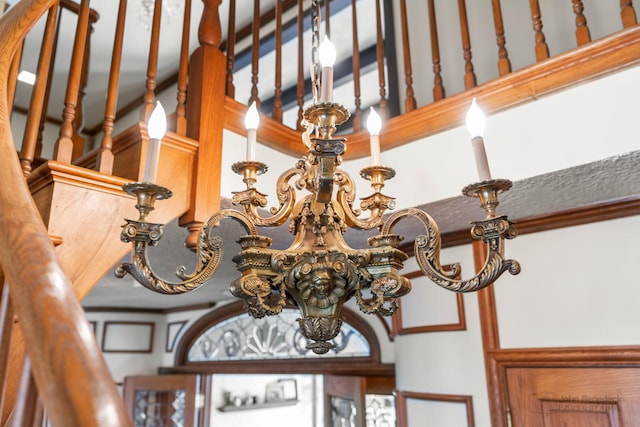 room details featuring a chandelier